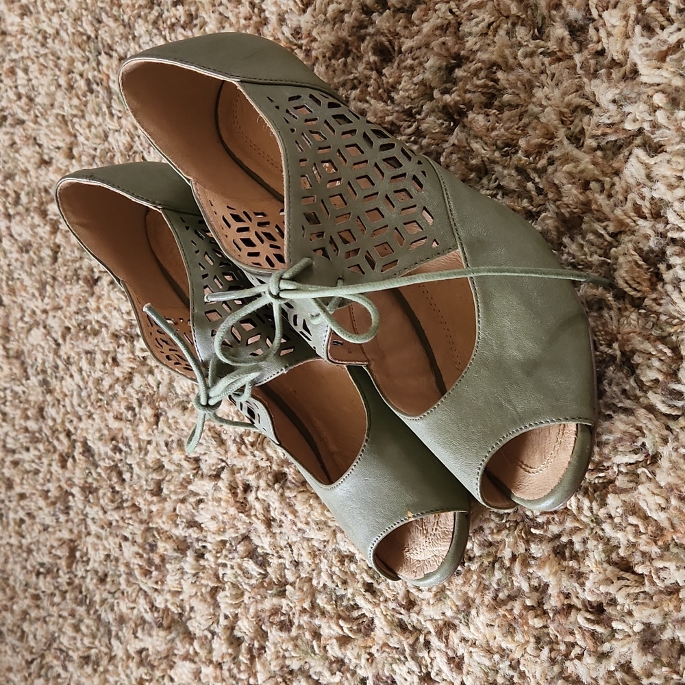 Never worn peep toe low heels